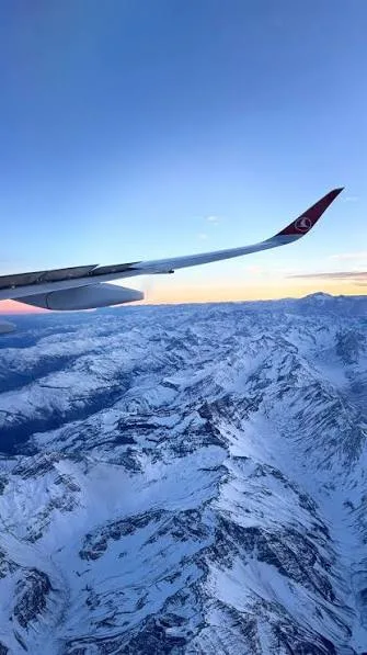Vista aérea da cordilheira durante o voo